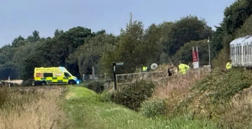 Homem morre ap�s trem atingir van em passagem de n�vel na Inglaterra