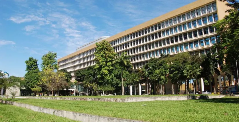 Jovem � espancado na UFRJ por usar camiseta com caveira e se defende: 'N�o sou nazista, sou estudante de hist�ria'