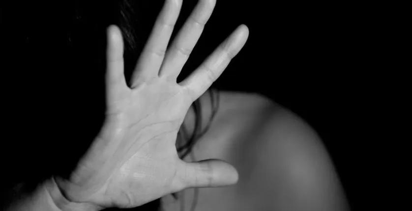 Homem confessa ter dopado e violado a mulher por 20 anos