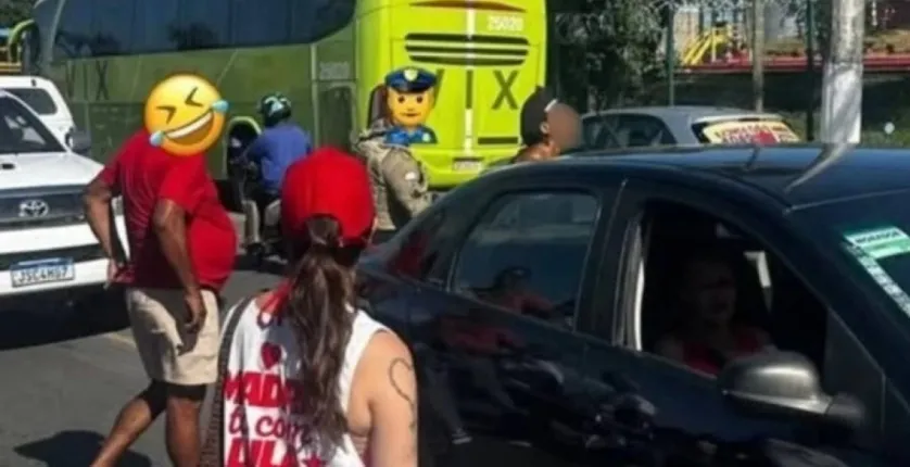 Mulher � presa ap�s jogarem tinta em prefeito durante caminhada pol�tica