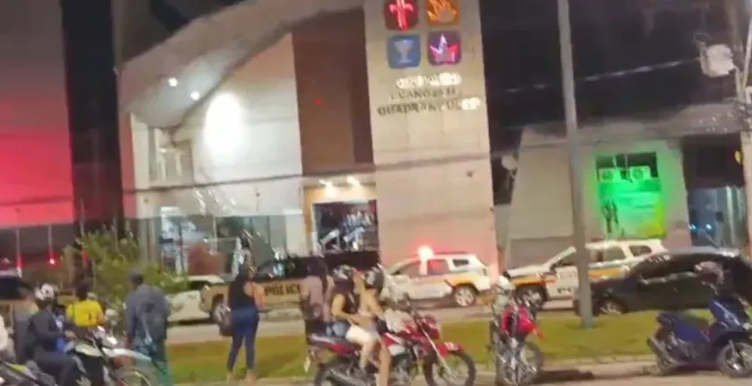 Mulher invade igreja com arma, dispara e quebra equipamentos em MG