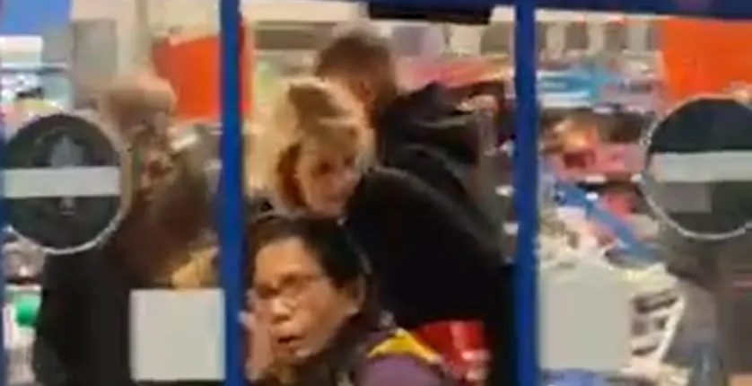 Homem morre ap�s carro invadir supermercado Lidl e crian�as gritarem de terror