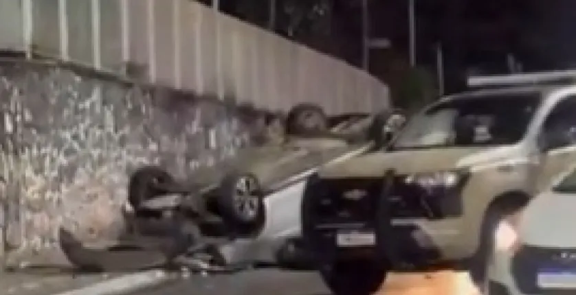 V�deo mostra carro que capotou em avenida movimentada de Salvador, perto da Uneb