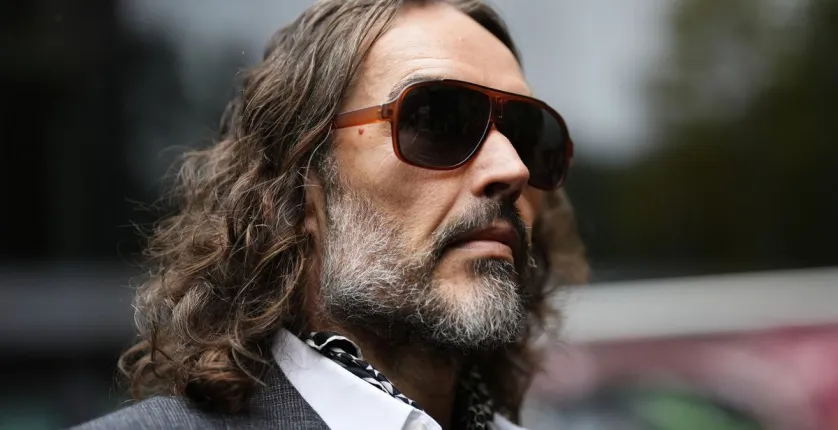 Ex-assistente de Russell Brand fala de cenas chocantes em tribunal