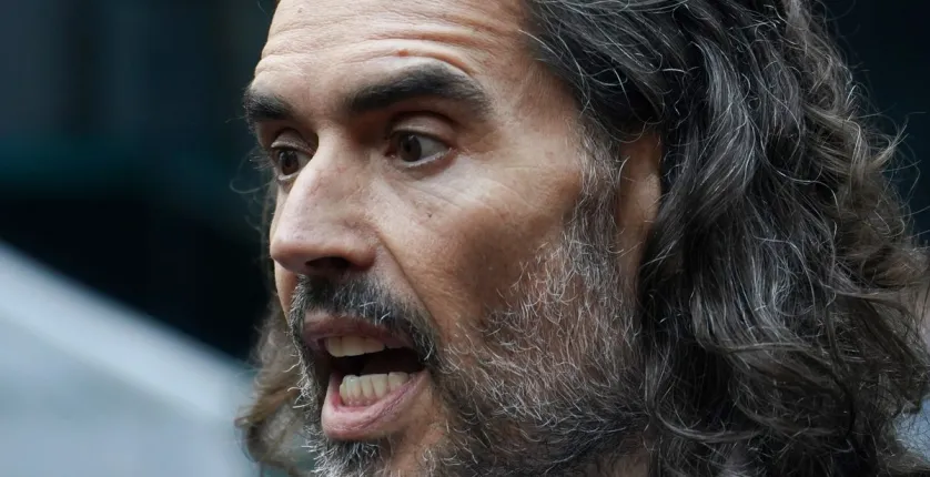 Comediante Russell Brand afirma que nenhum amigo quer testemun�ar por ele em julgamento por estupro