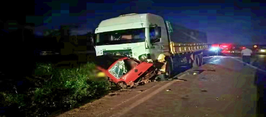 Cinco pessoas morrem aps acidente grave entre carro e carreta na BR-163