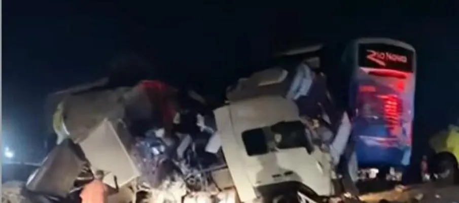 Acidente entre nibus e carreta deixa ao menos 7 mortos na BR-163