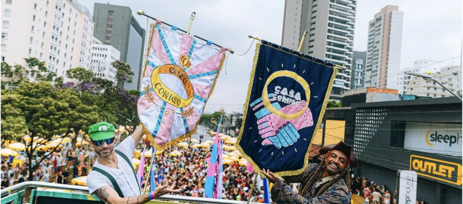 Bloco Casa Comigo 2026 re�ne mais de 100 mil foli�es em S�o Paulo mesmo sob chuva e celebra Carnaval com �trilhas sonoras de cinema�