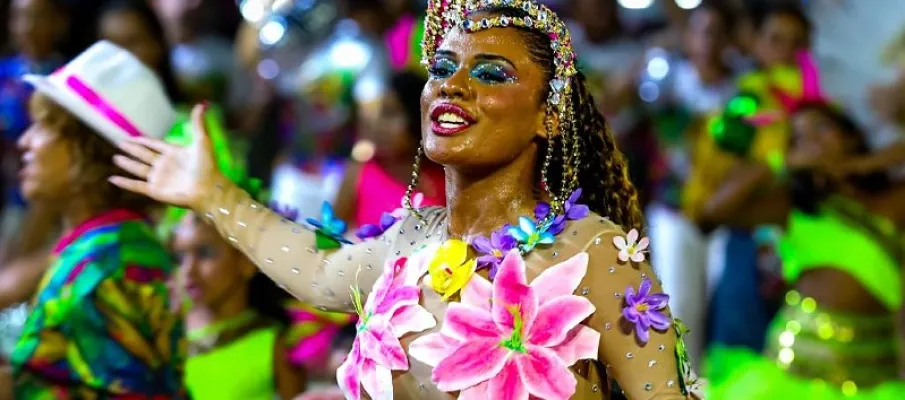 Blocos e escolas de samba agitam foli�es no desfile de Carnaval em Cuiab�