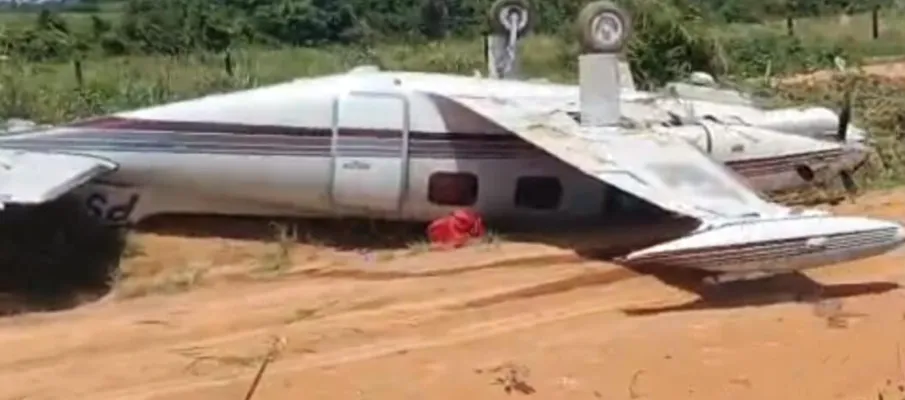 Avi�o com quatro pessoas cai no Nort�o