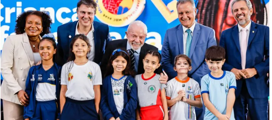 Brasil  bate meta de alfabetiza��o na idade certa para 2025, atingindo 66%. Em 2023, era 56%