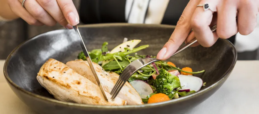 O erro que pode deixar voc� com mais fome e menos resultado na dieta