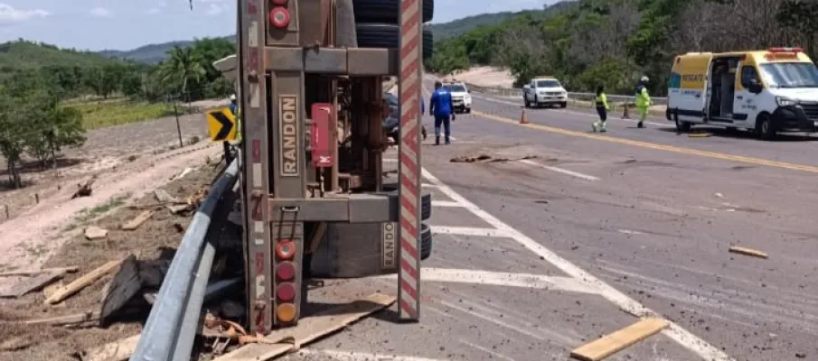 Duas v�timas fatais ap�s tombamento de carreta carregada com drogas na BR-163 em MT