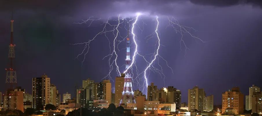 MT entra em alerta amarelo com perigo de temporais e queda de raios