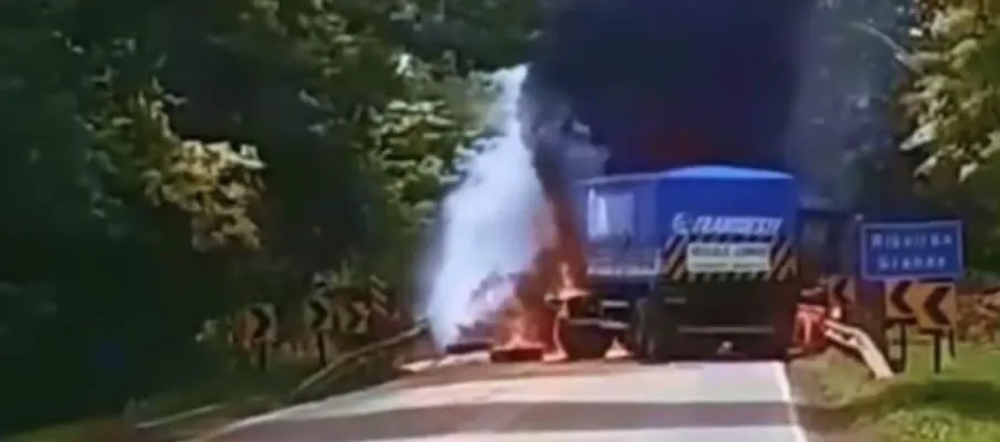 Carretas colidem uma pega fogo e carreteiro morre; BR-364 fica bloqueada por v�rias horas