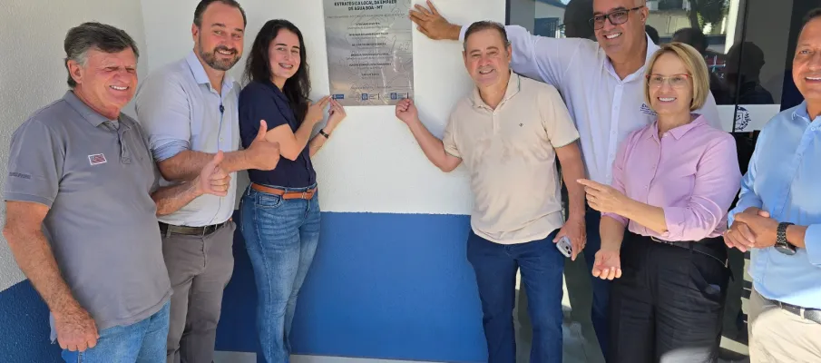 Dr. Eug�nio prestigia entrega da sede reformada da Empaer em �gua Boa