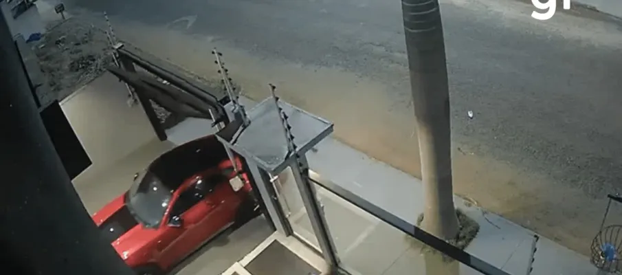 Mulher usa carro de luxo para fugir de suposto c�rcere privado em MT