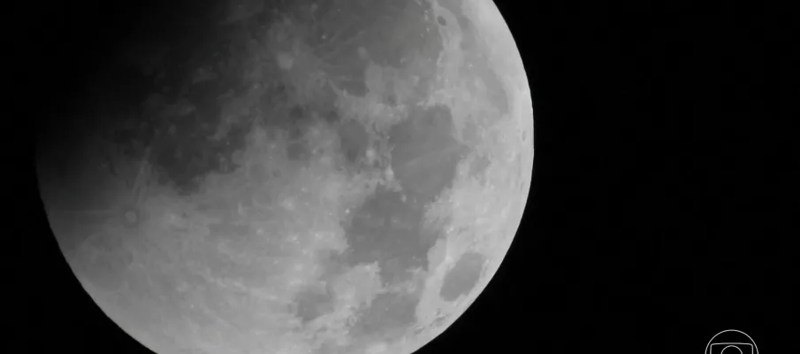 Brasileiros se re�nem para ver eclipse quase total da Lua