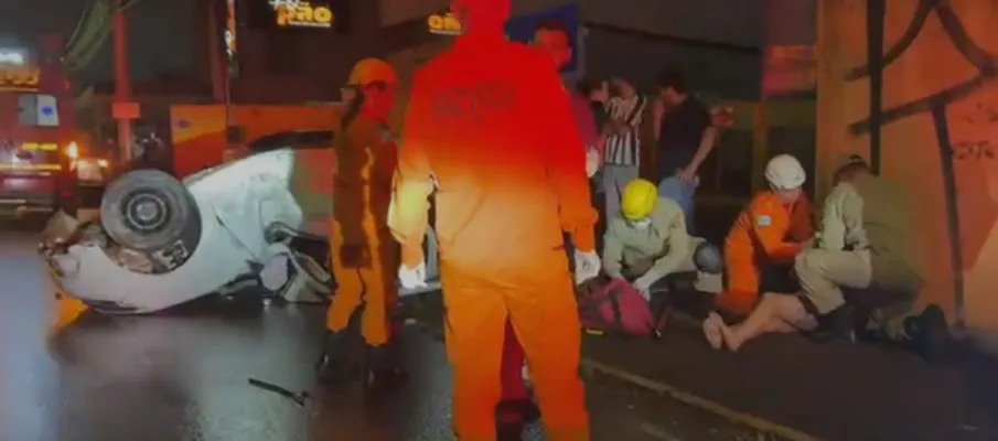 Carro perde o controle na chuva, destr�i poste e motorista abandona passageira ferida