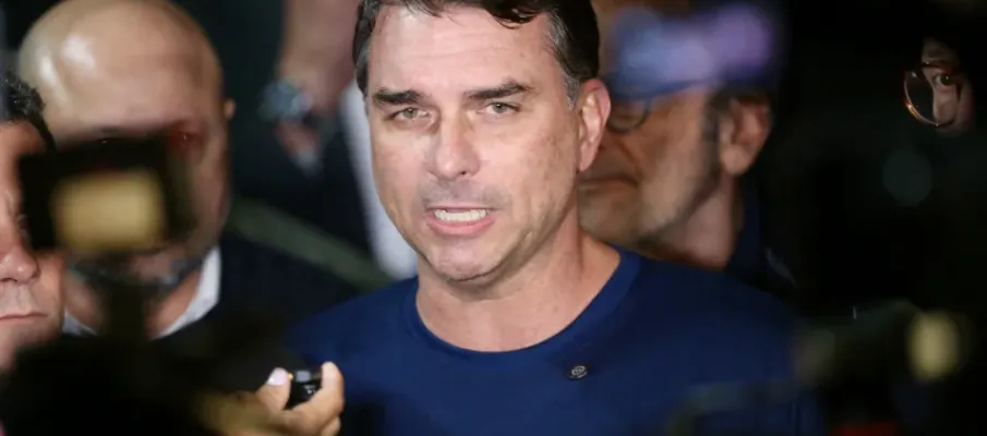 Ap�s a��o policial em S�o Paulo, Fl�vio Bolsonaro fala em persegui��o contra produtora de filme sobre seu pai