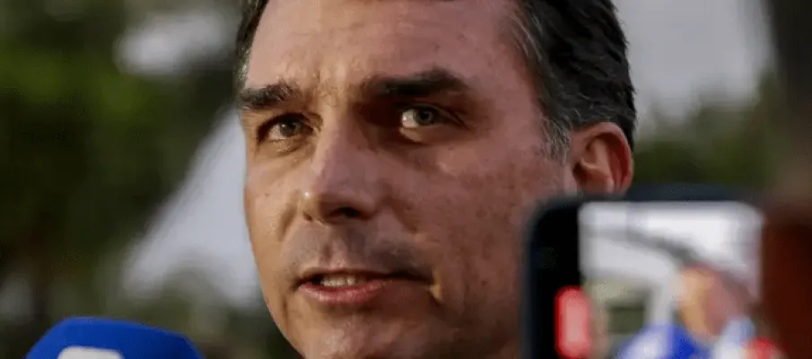 Filho visita Bolsonaro e diz que ele est� bem; esposa tinha falado que ele estava pior