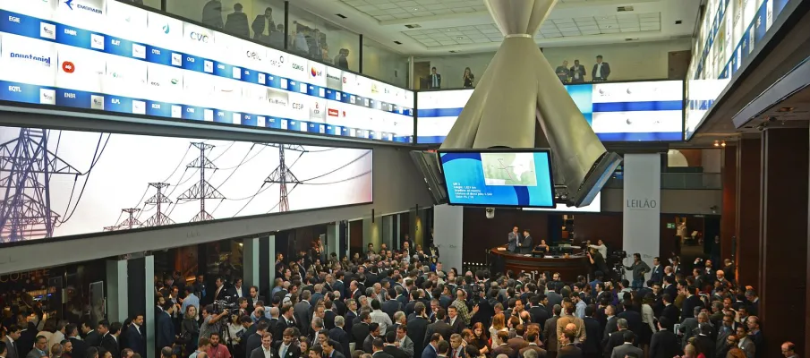 Bolsa volta a subir e d�lar cai com expectativa de corte dos juros