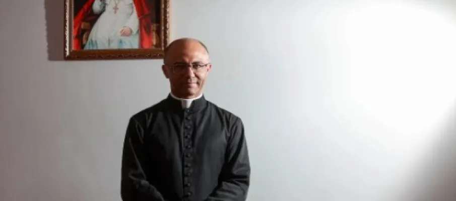 Padre � excomungado por criticar uni�o gay e novo casamento na igreja