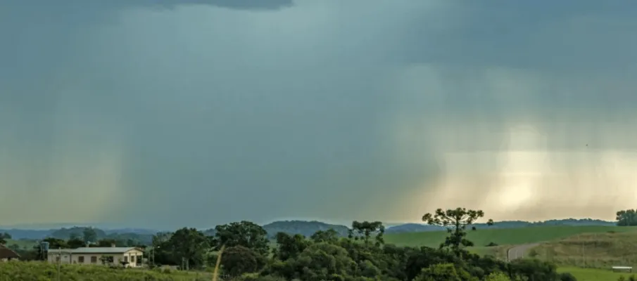Tempestades no RS deixam 10 pessoas desalojadas e causam estragos em mais de 20 cidades