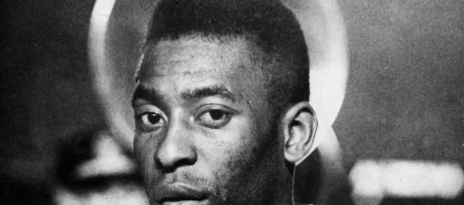 H� 70 anos, a imprensa de Santos noticiava a chegada de Pel� � Vila Belmiro