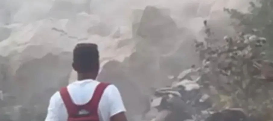 Terremoto atinge a It�lia: pr�dios balan�am e turistas fogem de �rea com 'grandes danos'