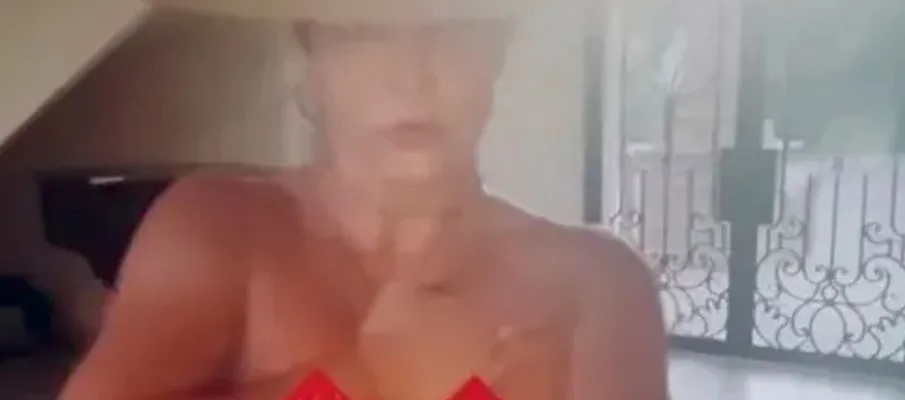 Britney Spears dan�a totalmente nua e choca f�s com v�deos ousados