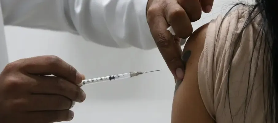 Nova vacina contra Covid-19 j� est� dispon�vel para maiores de 60 anos no Rio
