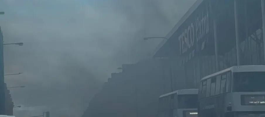 Inc�ndio em carro el�trico leva � evacua��o de supermercado Tesco em Glasgow