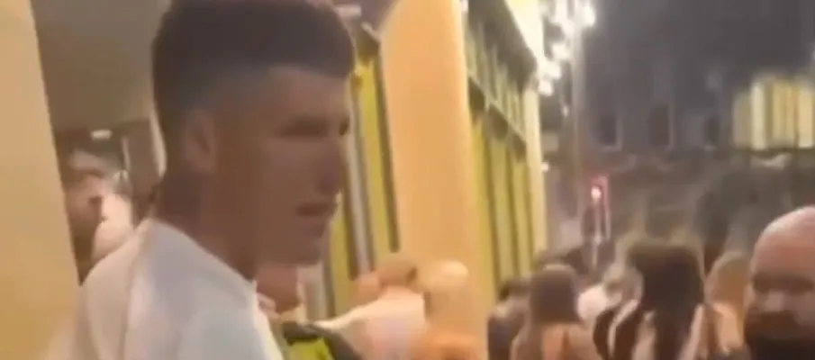 Estrela de cr�quete inglesa � detida em pub enquanto ECB investiga v�deo