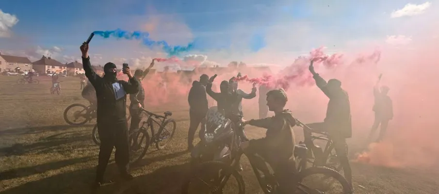 Jovens mascarados soltam fogos e bal�es para homenagear morto em acidente na A66 e geram pol�mica