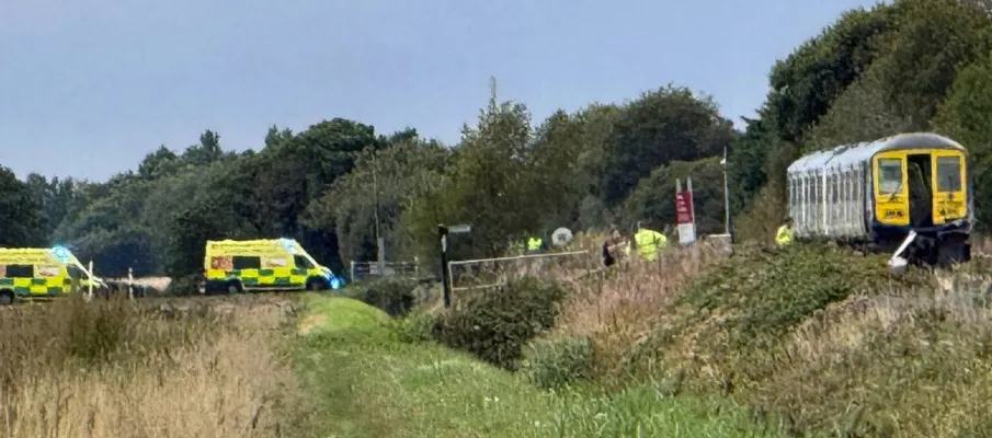 Trem colide com carro em passagem de n�vel e ve�culo fica totalmente destru�do na Inglaterra