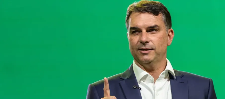 Fl�vio Bolsonaro afirma que Lula aumentou B�nus Familiar para comprar votos em momento de desespero