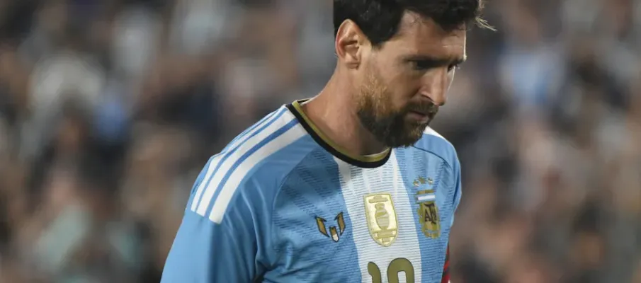 Messi deixa o futebol da Argentina como lenda ap�s partida emocionante