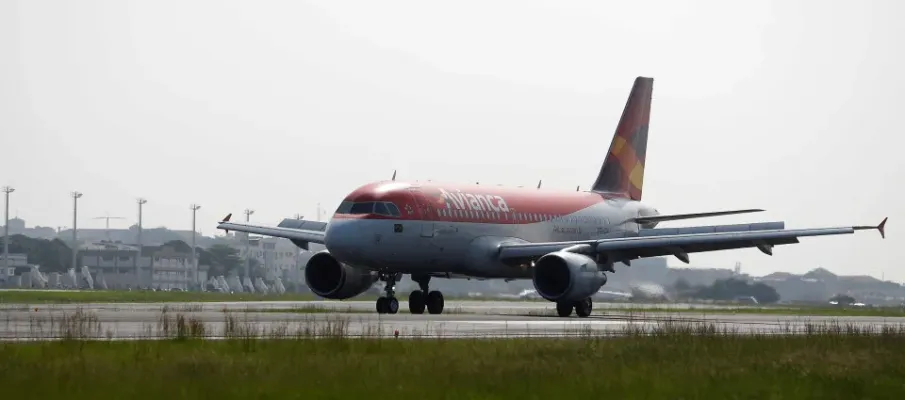 Avi�o da Avianca cai repentinamente aos EUA e deixa 8 pessoas hospitalizadas
