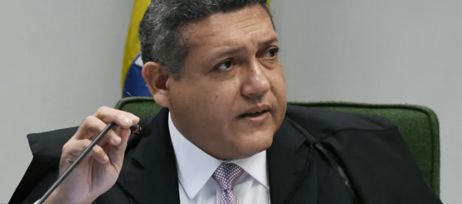 Justi�a Eleitoral derruba canal de Janones no WhatsApp para barrar fake news sobre Fl�vio Bolsonaro
