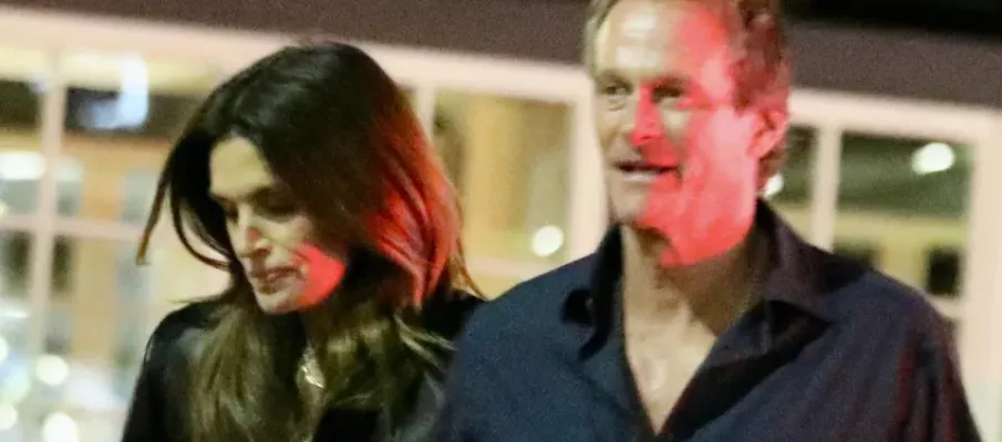 Cindy Crawford e Rande Gerber aparecem de m�os dadas na praia ap�s morte do filho