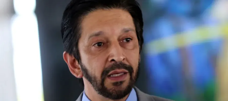 Chuvas extremas alagam centro de S�o Paulo e deixam carros destru�dos, culpa volume de �gua, diz Nunes