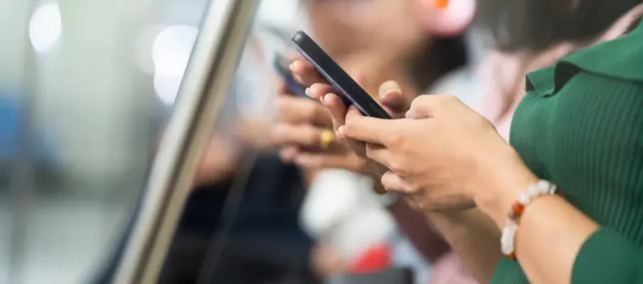 Reino Unido vai multar quem ouvir m�sica sem fone de ouvido no transporte p�blico