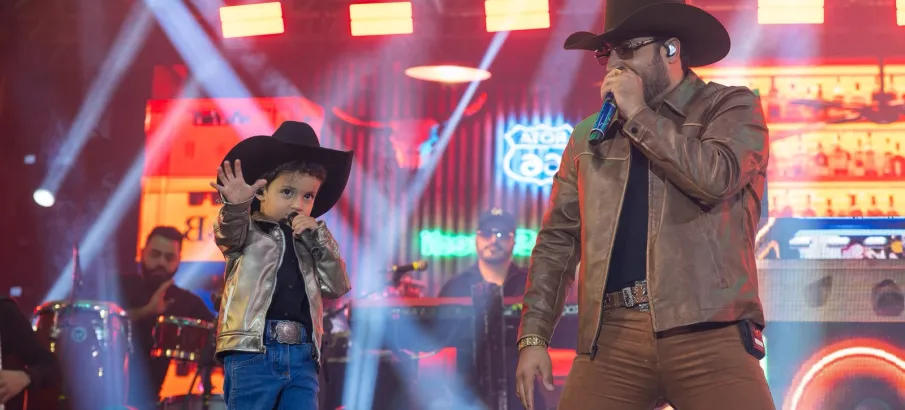 Filho de Barretto rouba a cena em show da dupla Bruno & Barretto
