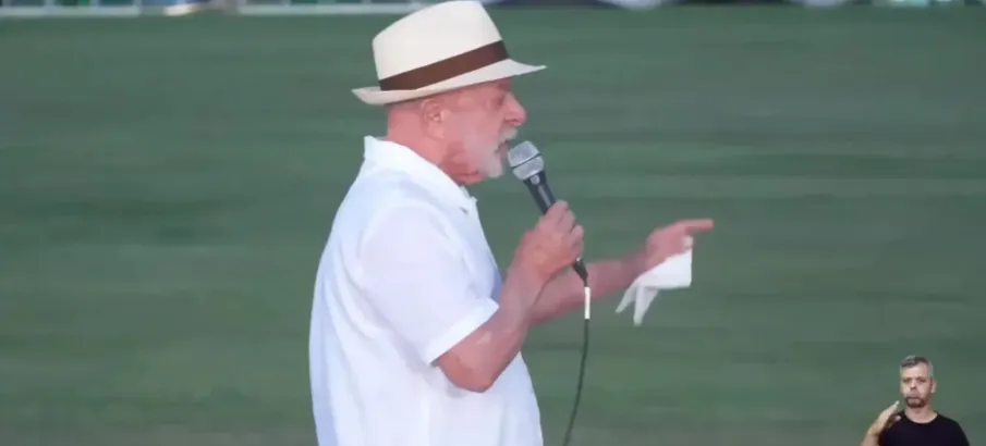 Lula critica Fl�vio Bolsonaro: 'Quem foge do Brasil tem medo'