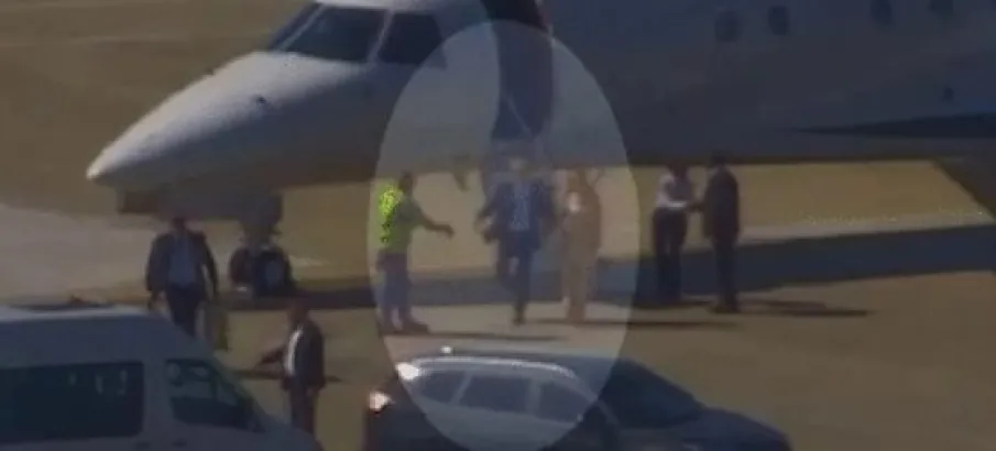 V�deo mostra Alexandre de Moraes e esposa desembarcando de aeronave ligada a Vorcaro