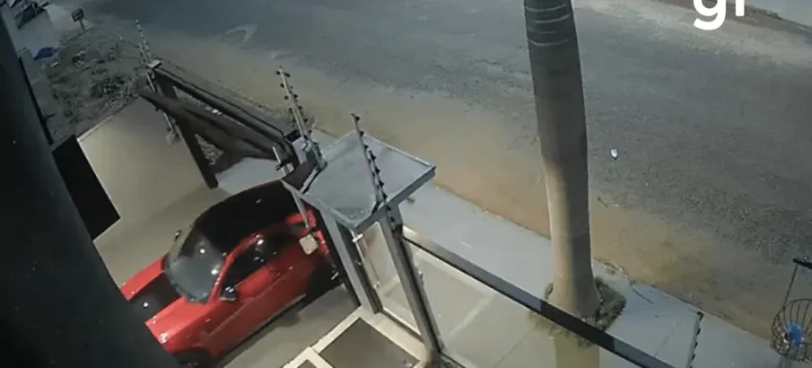 Mulher usa carro de luxo para fugir de suposto c�rcere privado em MT
