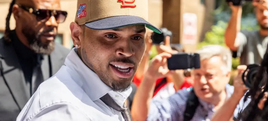 Chris Brown se declara culpado por briga em boate londrina em 2023