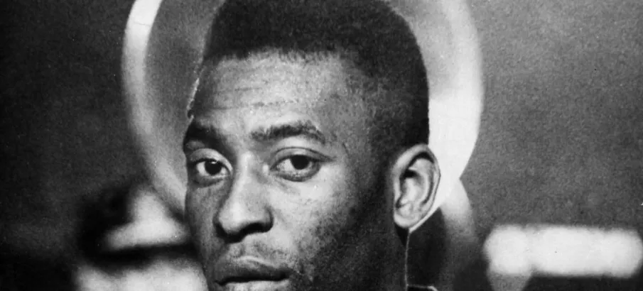 H� 70 anos, a imprensa de Santos noticiava a chegada de Pel� � Vila Belmiro