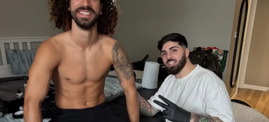 Cucurella tatua rosto do t�cnico ap�s vencer a Copa do Mundo